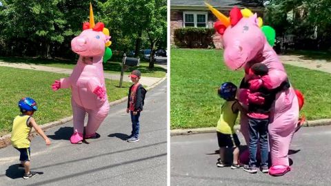 Video: Abuelita se disfraza de unicornio para poder abrazar a sus nietos.