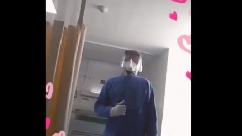 VIDEO: Enfermero canta a pacientes con Covid-19