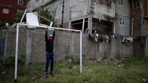 Coronavirus pone en pausa sueños futbolísticos de argentinos