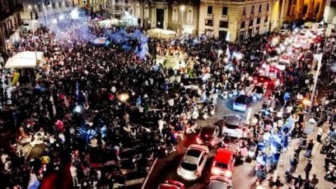 Critican aglomeraciones en Nápoles tras final de la Copa de Italia