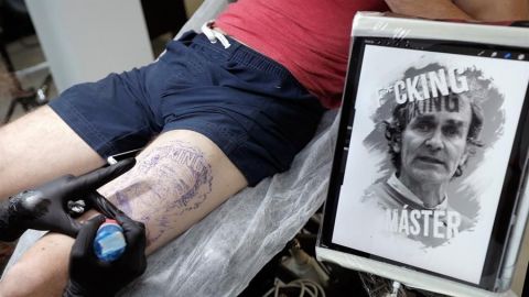 Joven español se tatúa rostro de portavoz sanitario en recuerdo del COVID-19