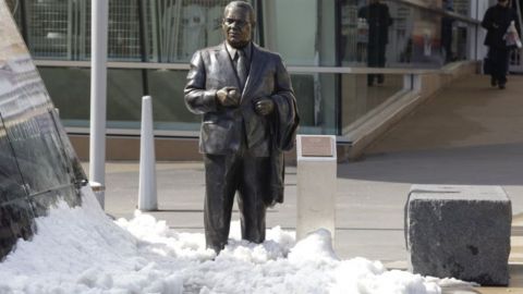 Twins retiran estatua de exdueño por comentarios racistas