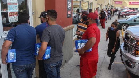 VIDEO: Ciudadano regaña a personas que hacen fila para comprar cerveza