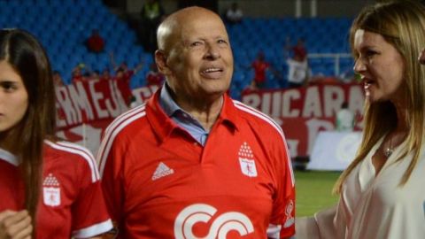 Mejora salud de Ochoa Uribe, leyenda del fútbol de Colombia