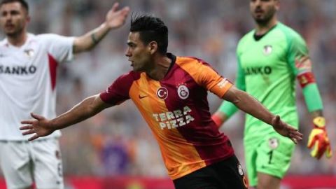 Falcao destaca y vuelve al gol con el Galatasaray pero sale con una molestia
