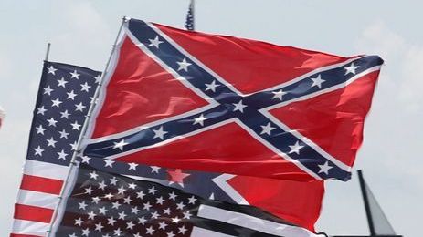Aficionados de NASCAR ondean la bandera confederada afuera de la pista