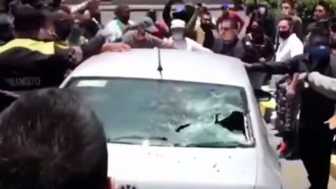 VIDEO: Conductor empujó a policía ciudadana, manifestantes listos para lincharlo