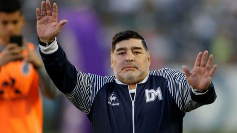 Diego Armando Maradona desata polémica por baile sin ropa interior