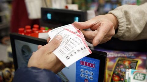 Mujer ganó la lotería sin darse cuenta