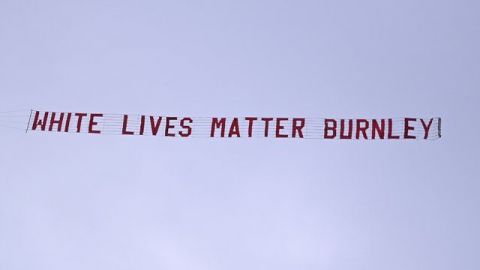 Burnley se disculpa por pancarta racista sobre su estadio