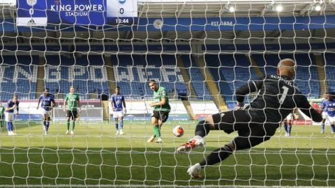 Schmeichel ataja penal y Leicester empata con Brighton