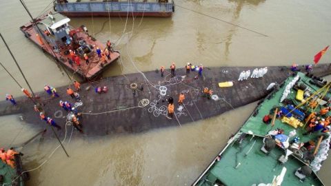 Al menos un muerto y nueve desaparecidos en un naufragio en el sur de China