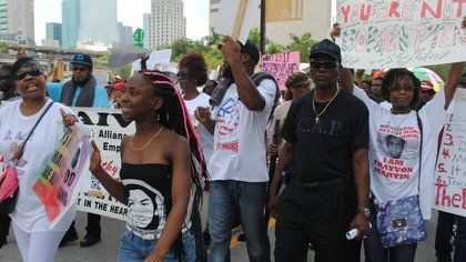 Expolicía acusado por poner su rodilla sobre el cuello de mujer afroamericana