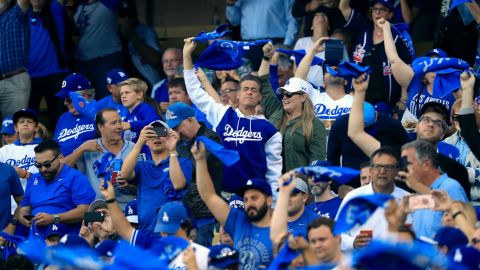 Familia latina demanda a los Dodgers por $17 MM por discrimen racial