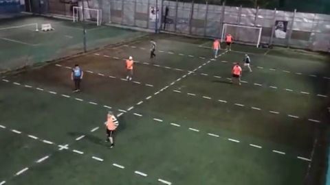 Partido de futbol con "sana distancia" se hace viral