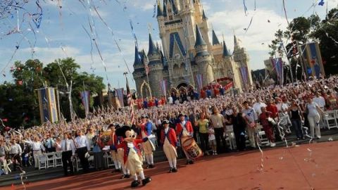 Fanáticos de Disney agotan en horas boletos para la reapertura en Orlando
