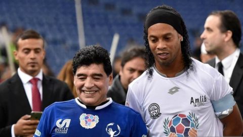 Ronaldinho podría regresar al futbol con Diego Maradona