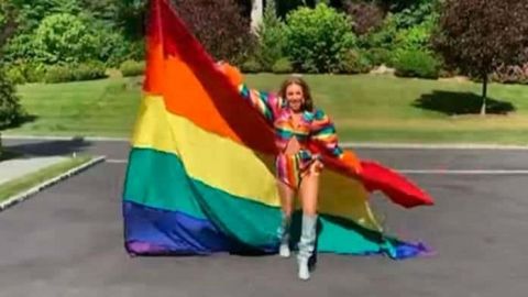 Thalía ondea la bandera LGBT y pide respeto a las diferencias