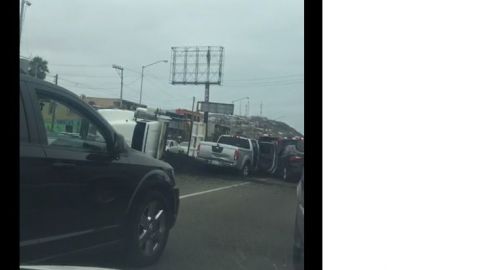 VIDEO: Camión con asfalto vuelca sobre vehículos