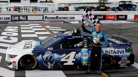 Harvick gana al fin una carrera de la NASCAR en Pocono