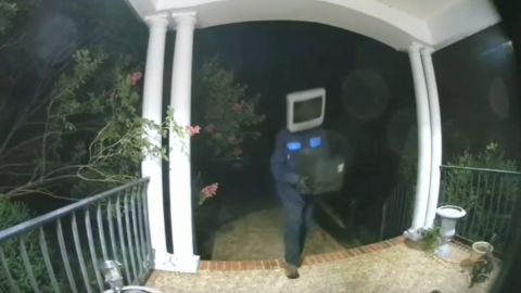 VIDEO: Misterioso hombre con televisor en la cabeza reparte teles en la noche