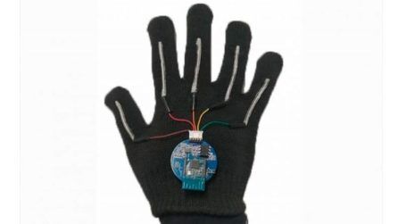 Desarrollan un guante que traduce el lenguaje de signos al habla en tiempo real