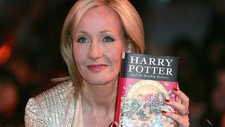 Retiran libros de J.K. Rowling por comentarios transfobicos