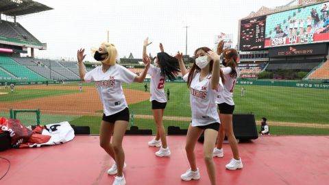 Con restricciones, béisbol surcoreano permitirá fanáticos