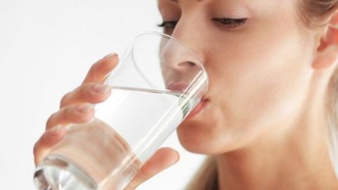 Tomar agua es importante para combatir el COVID: especialistas
