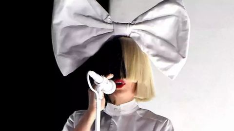 Sia anuncia que ya es abuela a sus 44 años de edad