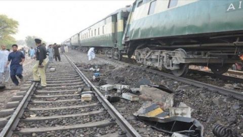 Al menos 19 muertos al arrollar un tren a autobús con peregrinos en Pakistán