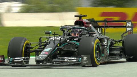 Hamilton repite mejor tiempo en el segundo libre de Austria; 'Checo', tercero