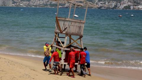 Las playas de Acapulco reabren tras tres meses en cuarentena