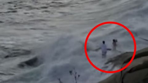 🎥VIDEO: Rescatan a novios al ser arrastrados por el mar en sesión de fotos