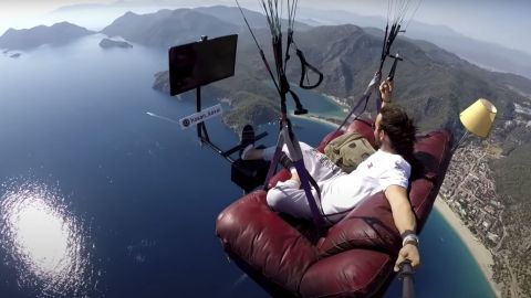 VIDEO: Youtuber se sube a un parapente con un sofá