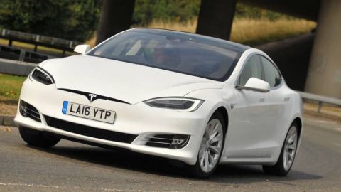 Un hombre en Alemania compra 28 autos Tesla Model 3 por ''accidente''