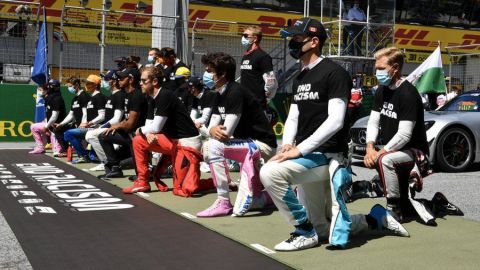 Hamilton y otros pilotos se arrodillan contra el racismo en Austria