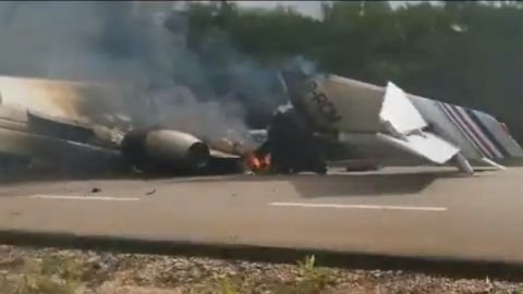 🎥VIDEO: En aterrizaje de emergencia, avioneta se incendia sobre la carretera