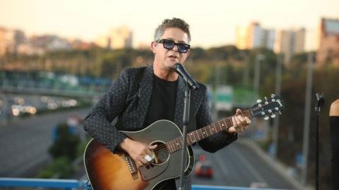 Alejandro Sanz ofrece un concierto sorpresa desde un puente