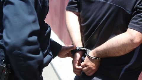 Policía arrestado por orinar en la calle y portar drogas