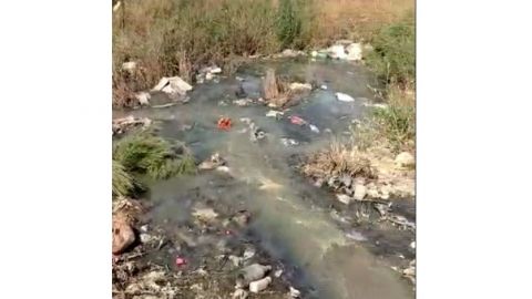 VIDEOS: Aguas negras escurren por vialidades en Delicias III