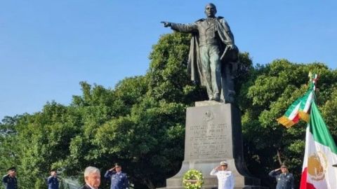 AMLO llevó flores al monumento de Benito Juárez en Washington