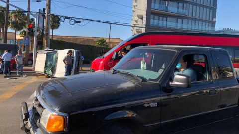 Se vuelca auto en boulevard Díaz Ordaz