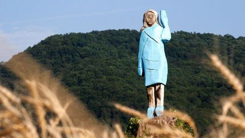 Queman una estatua de Melania Trump en su pueblo natal de Eslovenia