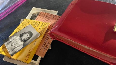 Pierde su cartera en 1962 ¡y lo recupera en 2020!