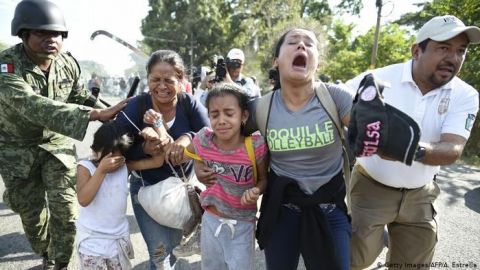 México deporta a 129 migrantes hondureños que harán cuarentena por COVID-19