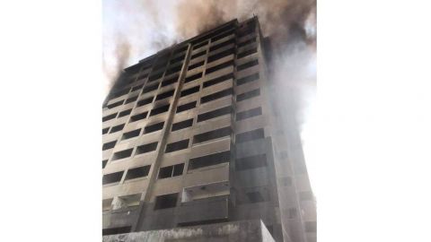 Arde edificio en residencial Agua Caliente