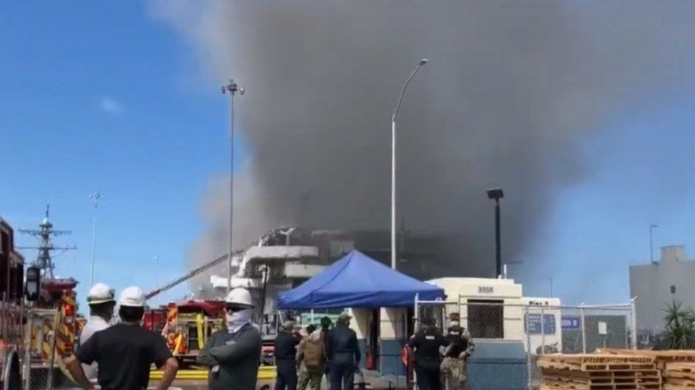 Barco de guerra de EU arde en base naval de San Diego después de una ...