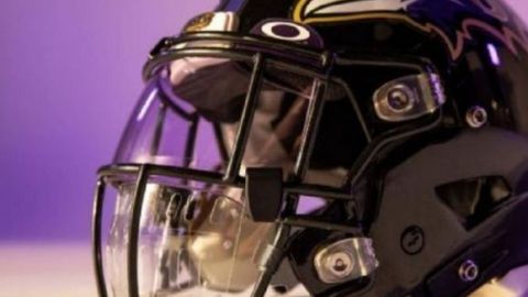Presentan casco diseñado para prevenir la COVID-19 dentro de la NFL