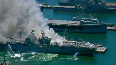 Afecta a la salud el humo del incendio en base naval de San Diego